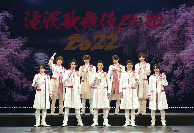 『滝沢歌舞伎ZERO 2022』初日前会見より、Snow Man（前列左から　宮舘涼太、ラウール、岩本照、目黒蓮、深澤辰哉／後列左から　佐久間大介、渡辺翔太、向井康二、阿部亮平）