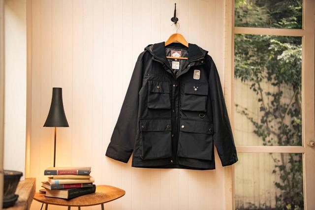 アウター 39,000円|サイズ:S、M、L|東京ディズニーリゾート・サーキュレーティングスマイル|販売店舗:東京ディズニーランド「ホームストア」、東京ディズニーシー「スチームボート・ミッキーズ」|販売日:2022年11月10日(木)