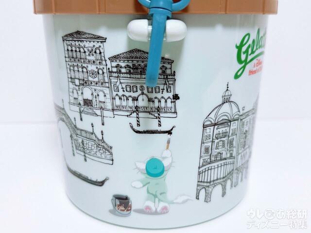 背伸びをして絵を描くジェラトーニ