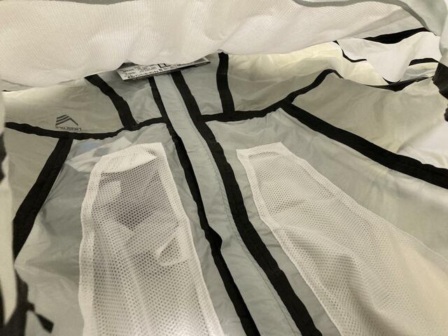 【ワークマン 透湿レインパーカーポンチョ】ブルーというよりはグレーに近いです