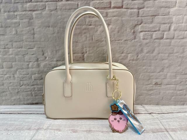 手持ちのミニバッグにつけた図。アクセントになってかわいいです！