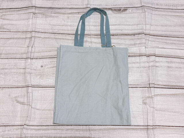 背面は装飾がないシンプルなデザイン