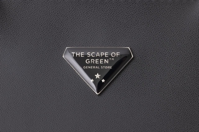 【『THE SCAPE OF GREEN 2WAYで使える! 収納上手ながま口ショルダーバッグ BOOK』（宝島社）】ぷっくり艶やかなブランドロゴのプレート
