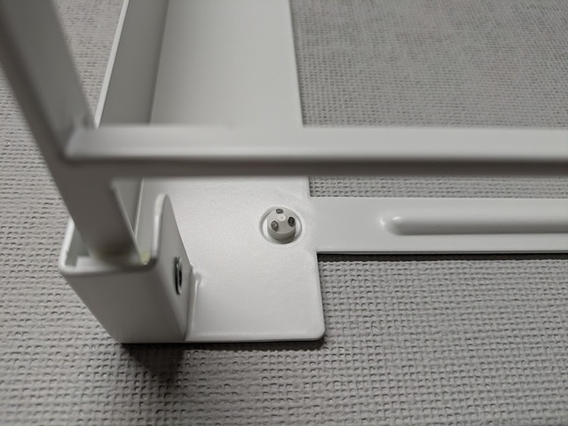 【山崎実業 tower ウォール 折り畳み バスタオルラック】取り付け可能な壁面は、壁紙や布壁紙などの石こうボード壁、薄ベニヤなど。取り付けピースにピンをコインなどで押し込んで固定します