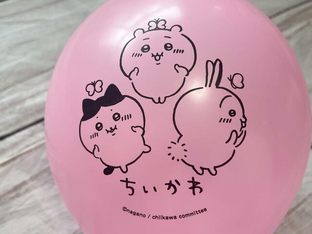 ピンクは蝶々と遊んでいるちいかわ、ハチワレ、うさぎのイラスト入り♪