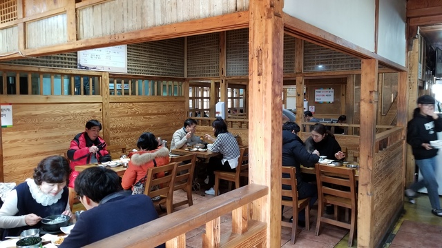 『ハニルオク』には、ソコギムウクッのほかに、ビビンパ8000ウォン、キムチチゲ8000ウォン、タックッ（鶏肉スープ）8000ウォン、シレギクッ（ダイコンの干し葉スープ）8000ウォン、コンナムルクッ（7000ウォン）などがある。観光バスが大量に乗り付ける店にしては値段は安い