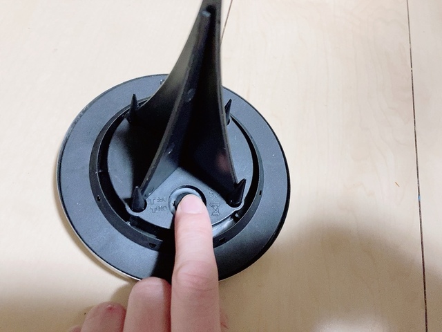 【カインズ 埋め込み式ソーラーライト2個入り】裏のボタンをONにして日中太陽光に当てておけば、夜に自動的に光ります