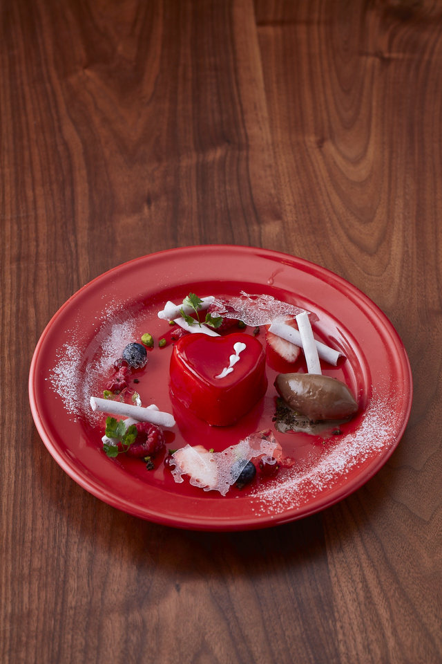 真っ赤なハートの苺ムースとオレンジハーブティー」