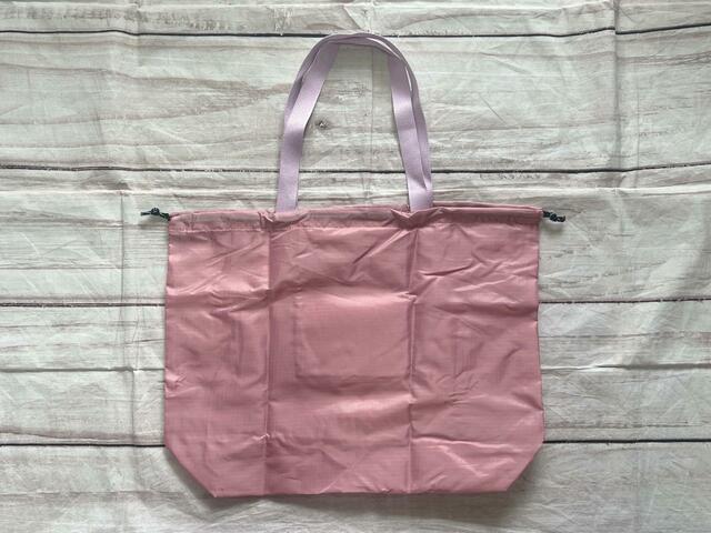 バックは装飾がないシンプルなデザイン