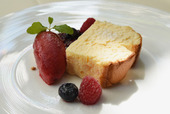 ジャパン・レストラン・ウィーク／フレンチレストラン『コジト』／スフレフロマージュ“甘酸っぱいベリーのソースとソルベを添えて”