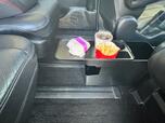 【山崎実業 車載用コンソールゴミ箱 タワー】車内に設置してみました。ドリンクホルダーは2つ。さらにスマートフォンを立てておける溝も付いています◎
