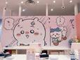レジ奥には、自転車に二人乗りするちいかわ&ハチワレのイラストが登場