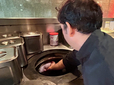 【ニルヴァーナニューヨーク】ナンをタンドール窯で焼いていた
