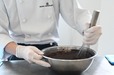 【アンリ・シャルパンティエ/フィナンシェ・オ・ショコラ制作風景】ボウルで材料を混ぜている様子