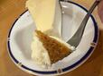 【ロピア 濃厚！チーズケーキ】ひと口食べればクリームチーズのコクが広がります！クラストの香ばしさもアクセントになっています♪