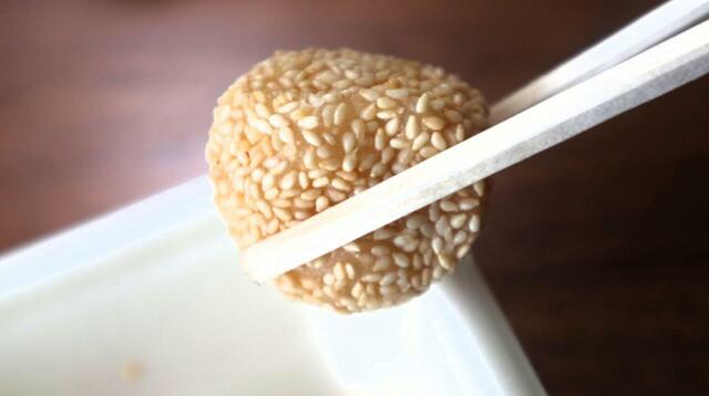 【餃子の王将 ごま団子】箸の先で運ぶと少しへこむモチモチ加減に、期待が高まります