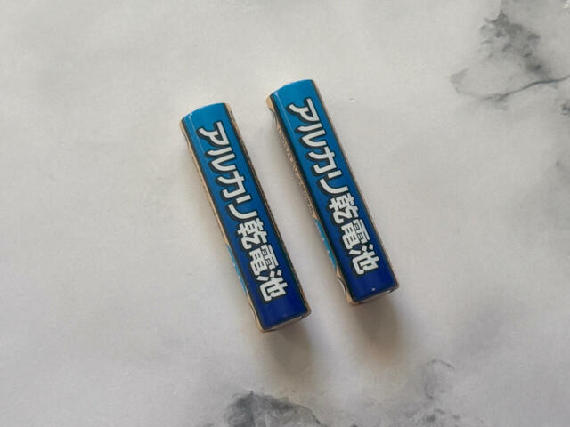 別途単4のアルカリ乾電池が2本必要