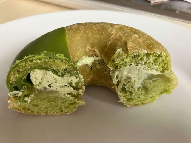 割ってみると、チョコのサクっと感が印象的！【ミスタードーナツ春の新作】