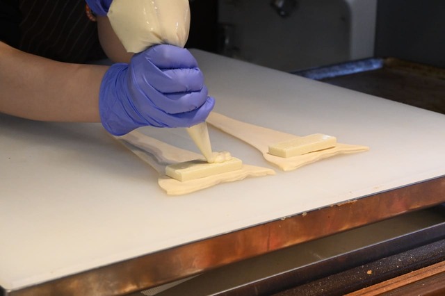 【サンマルクカフェ 新作チョコクロ製造工程】4．その上にバニラクリームを絞ります。