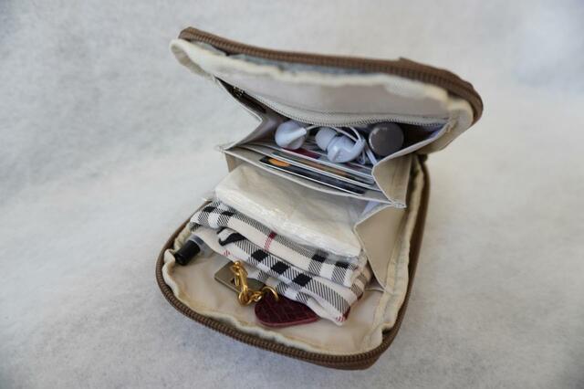 ポケットが豊富【リラックマ　ふわふわ刺繍がかわいい！スマホショルダーバッグ】