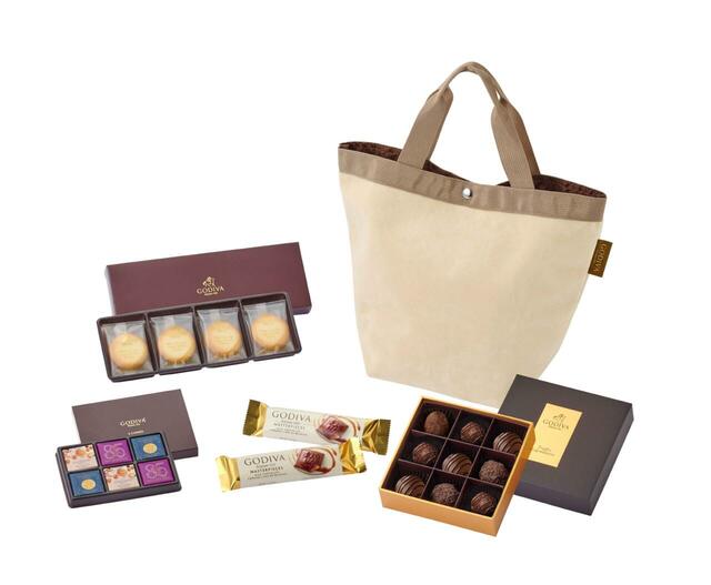 「2025 ニューイヤー ハッピーバッグ オンラインショップ限定」＜価格：6,480円（税込）＞【ベロア調のオリジナルバッグに「ゴディバ」のチョコレートがたっぷり♪ゴディバ福袋「2025 ニューイヤーハッピーバッグ」発売！】　