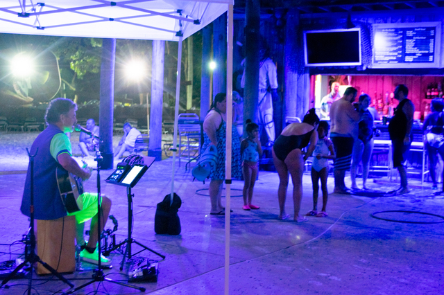 蓄光シャツを着たおじさんの弾き語り｜ディズニー・タイフーン・ラグーン「H2Oグロウナイト」