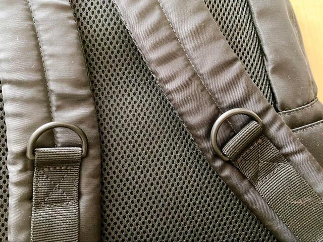 【ワークマン　アーバンマルチストレージリュック】ショルダーベルトにはDカン付き。よく使う小物を引っ掛けておけて便利です◎