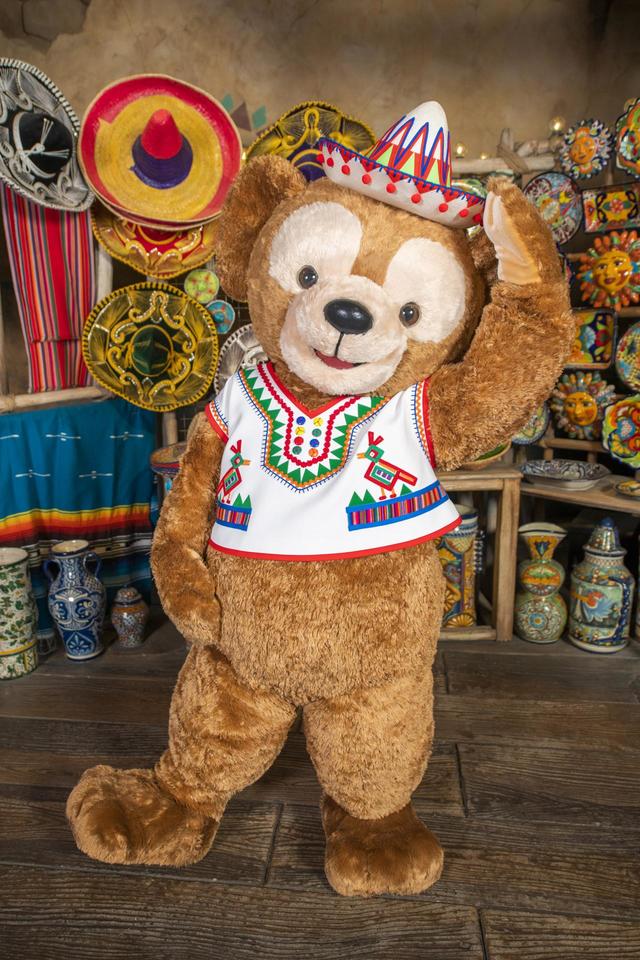 ラテン・アメリカ風のコスチュームを着たダッフィー