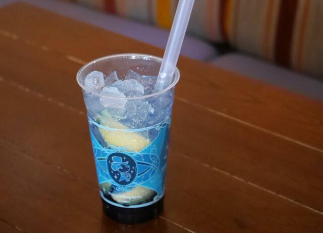 「東京ディズニーシー　25周年“スパークリング・ジュビリー”」レモネード（ブルーシロップ＆バタフライピー）｜750円