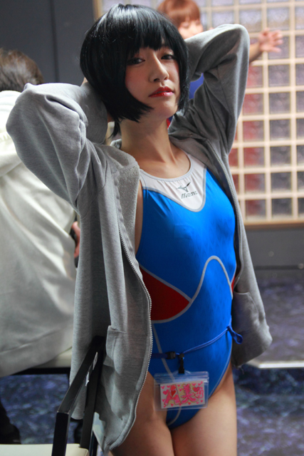 密着感&光沢感満載の「競泳水着カフェ」のコスプレ美女たち