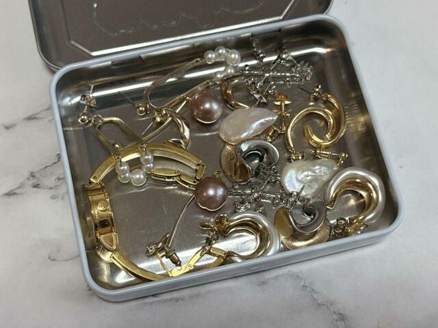 アクセサリー入れとして使うのもおすすめ！高さがあるので腕時計やボリュームのあるピアスも入ります