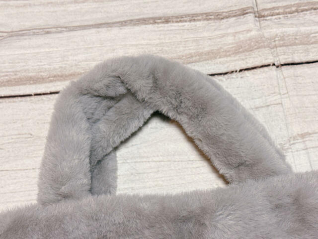 持ち手は短め。ハンドバッグ風や手持ちで持てる長さです