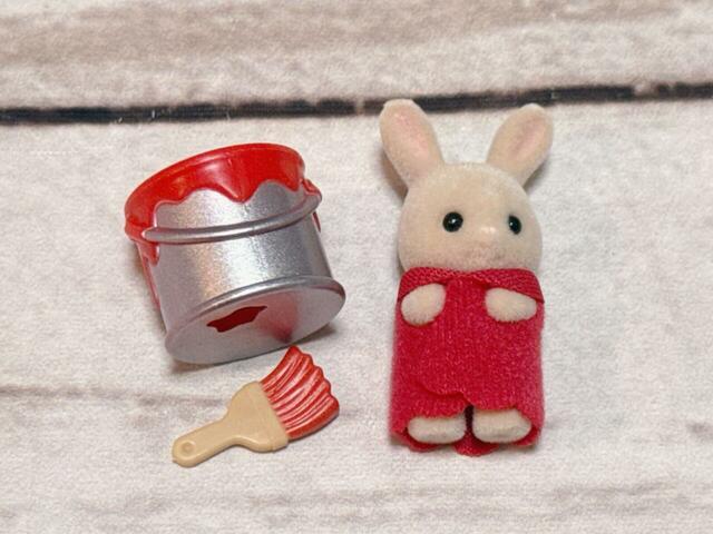 ペンキ缶とハケもセットになっています。真っ赤な服がかわいい！