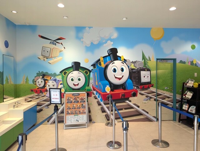 【富士急ハイランド・トーマスランド】「トーマスレストラン」内はトーマスと仲間たちのリニューアル後のデザインが採用されている