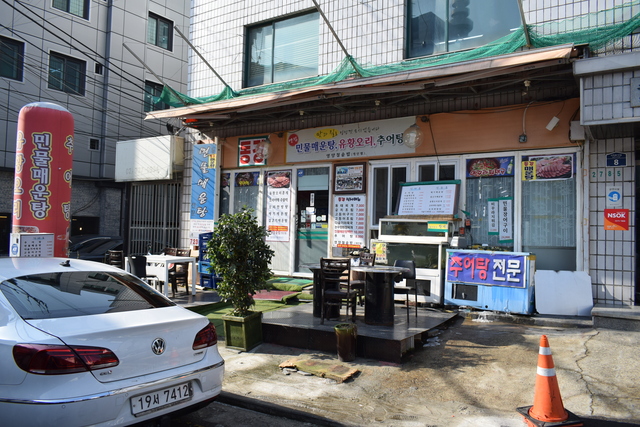 『トンガン・ミンムルコギ』は、景福宮（キョンボックン）駅7番出入口を登って、そのまま歩道を進み、200メートルほど行ったところを左折すると右手に見えてくる