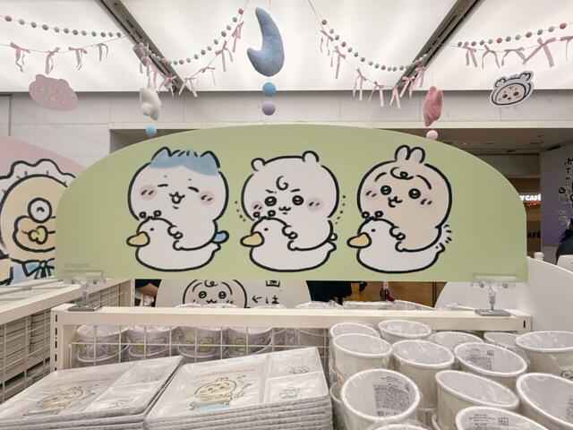 おまるに座る3人。ちいかわをよく見ると…頑張り中の模様です！