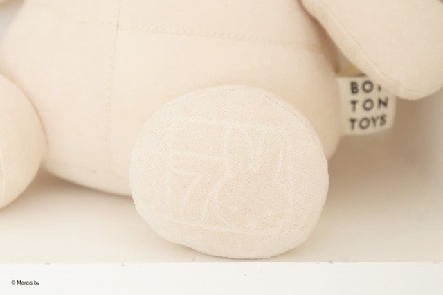 【ミッフィー】足の裏にはミッフィー誕生70周年を祝うロゴがプリント