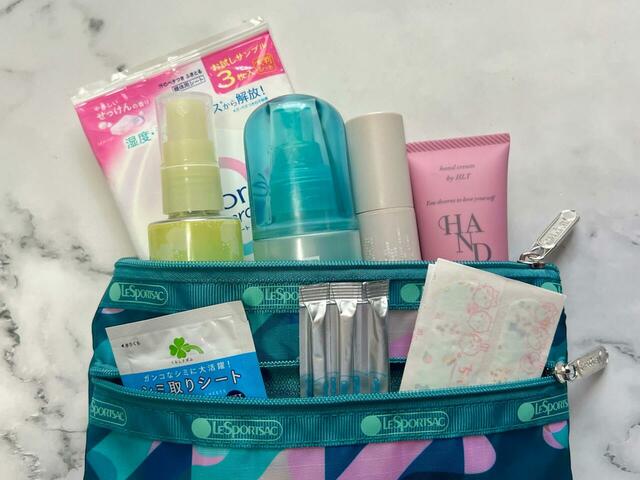 日焼け止めや冷感スプレー、衛生グッズなどを入れてみました