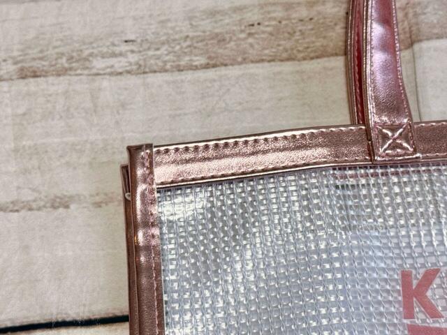 パイピングはレザー調の生地。上品に輝くローズゴールドがイチオシポイント！