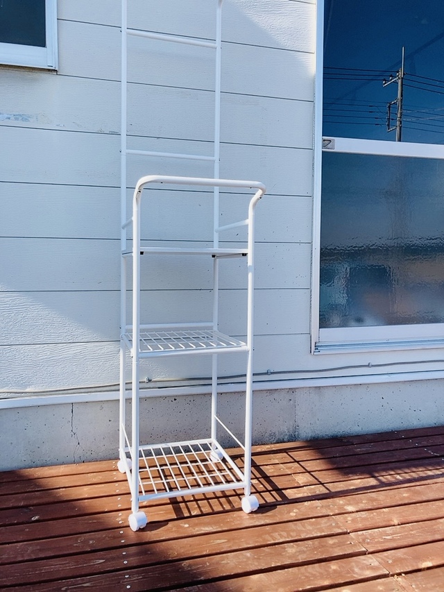 【ニトリ ワゴン型物干しスタンド】部品は軽く、女性一人でも簡単に組み立てられます