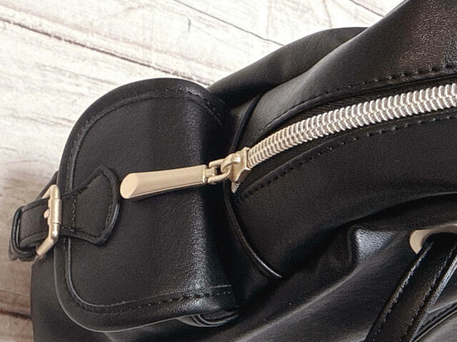 ファスナーで開閉する仕様。金具類がすべてマットなゴールドで統一されているのもポイント！