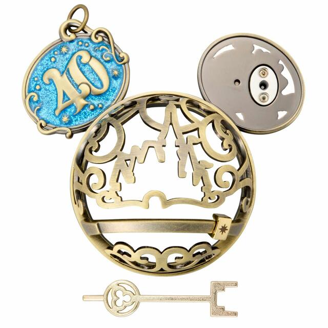 ベース 2,300円｜モーメンツゴーラウンド｜東京ディズニーリゾート40周年“ドリームゴーラウンド”スペシャルグッズ｜販売店舗：東京ディズニーランド「プラネットM」、東京ディズニーシー「ベッラ・ミンニ・コレクション」、東京ディズニーリゾート・アプリ（パーク入園者のみ）｜発売日：2023年8月17日（木）