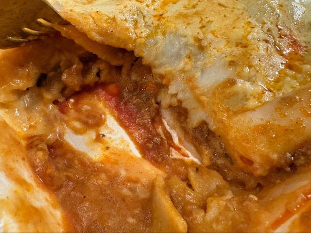 【コストコ ジャラバリ ビーフラザニア】断面を見るとラザニア生地がしっかり3層!挽肉たっぷりのボロネーゼがぎっしり詰まっています!
