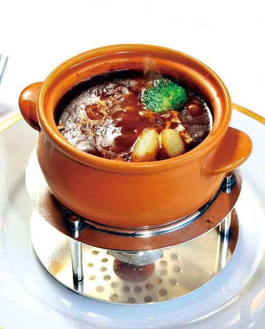 資生堂パーラー 銀座本店（銀座） ビーフシチュー 資生堂パーラースタイル 3500円 和牛を使用し、6時間かけて煮込んでいる。肉の脂は取り除き、僅かな手間も惜しまない。