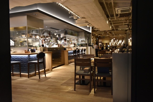 温かみのある内装がホッとする店内