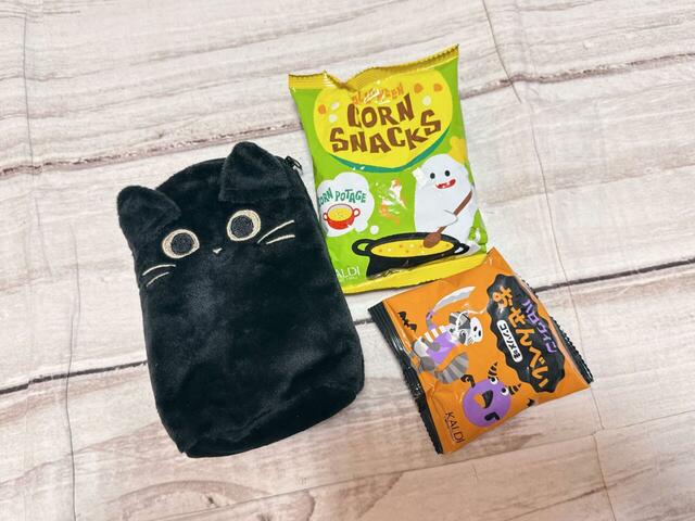 【カルディ　ミニニャップポシェット】中にはコーンスナックとお煎餅が入っています