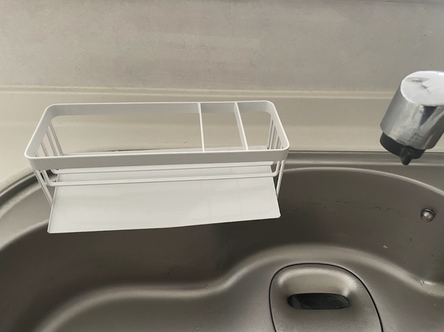 【tower 水が流れるスポンジ&ボトルホルダー】サイズは(約)幅25×奥行10×高さ9.5cm。幅約25cm、奥行約8cm以上の平らな場所であれば設置可能!