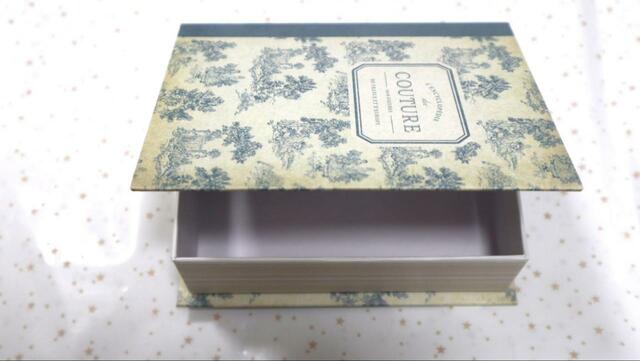 【セリア ブック型収納ボックス】磁石でゆっくり蓋が密着する感覚がやみつきに