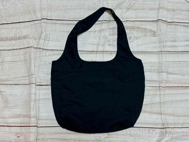 背面は装飾がないシンプルなデザイン