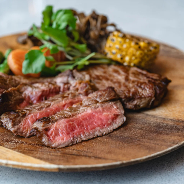 「ブリッジの看板メニュー「アメリカンステーキ」」＜期間：2026年1月5日～2月15日＞【北の大地が育む旬の恵みを堪能！「シェラトングランドホテル広島」に“カニ食べ放題”も楽しめる人気のブッフェが今年も登場！】